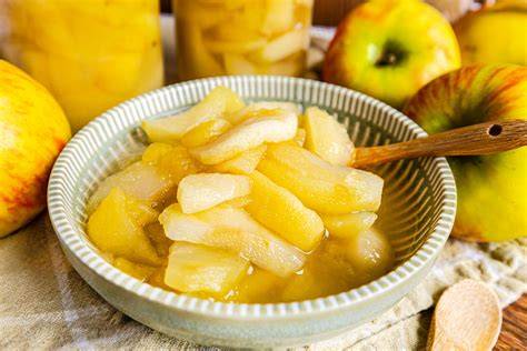Goldbraune Pfannkuchenstapel mit Zimt und Zucker, Marmelade und Apfelkompott als Toppings