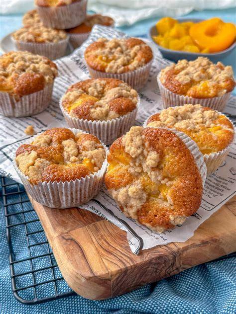 Goldbraune Pfirsich-Streusel-Muffins auf einem Gitter