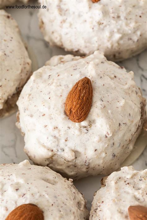 Goldbraune Plätzchen mit schmelzender Milka-Kugel innen