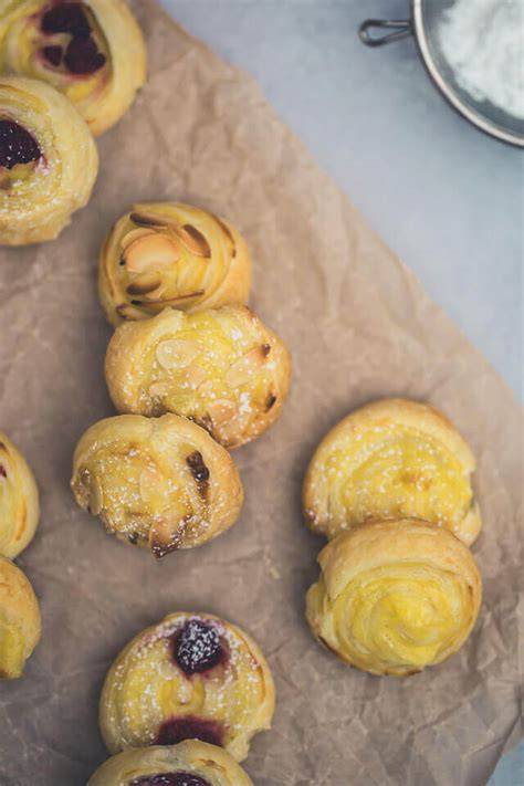 Goldbraune Puddingschnecken aus Blätterteig