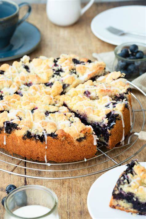 Goldbraune Streusel auf Kirschpuddingkuchen