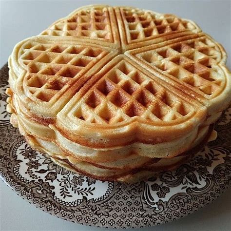Goldbraune Waffeln aus Silikonform auf Teller