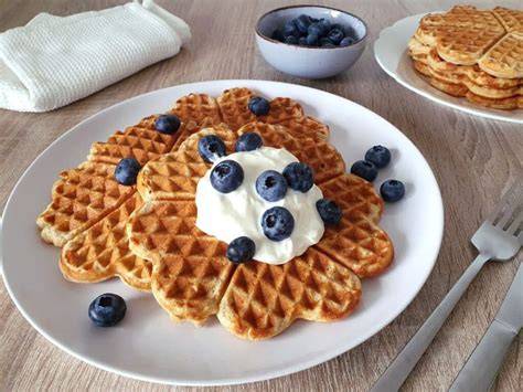 Goldbraune Waffeln mit Blaubeeren und Quark