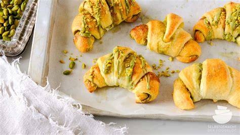 Goldbraune fertige Pistazien Croissants auf Backpapier