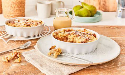 Goldbrauner Apfel-Marzipan-Crumble in Auflaufform