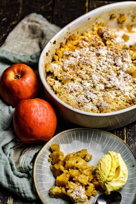 Goldbrauner Apple Crumble in Auflaufform mit Vanilleeis