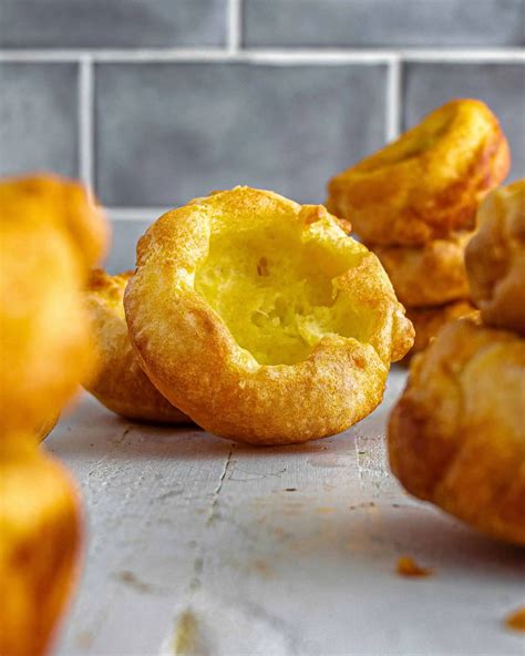 Golden gebackene Yorkshire Puddings in einer Muffinform