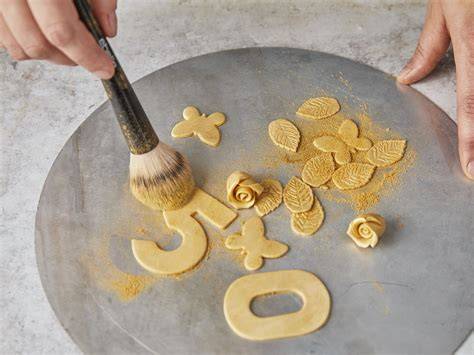 Goldene Dekoration auf Marzipanpralinen