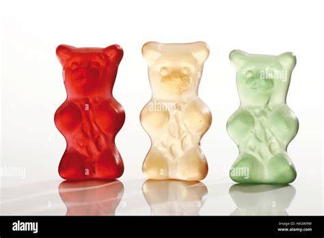 Goldene Gummibärchen und Schokoladenbär nebeneinander