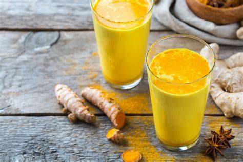 Goldene Milch im Becher: Kurkuma Latte mit Honig