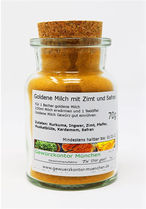 Goldene Milch im Milchtopf mit Gewürzen
