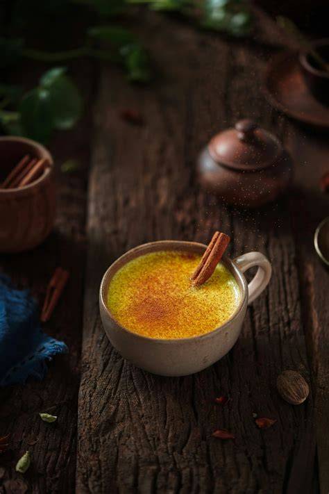 Goldene Milch mit Zimtstange