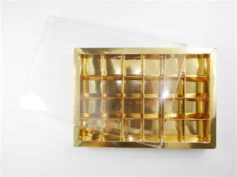 Goldene Pralinen in glänzender Verpackung