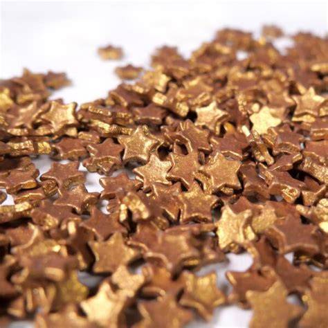 Goldene Schokoladensterne und Karamellbonbons als Dessertdeko