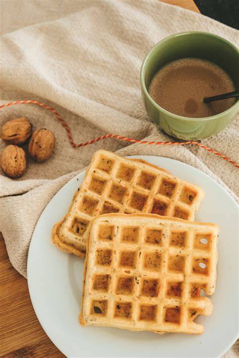 Goldene fertige Haselnuss-Waffeln angerichtet mit Puderzucker