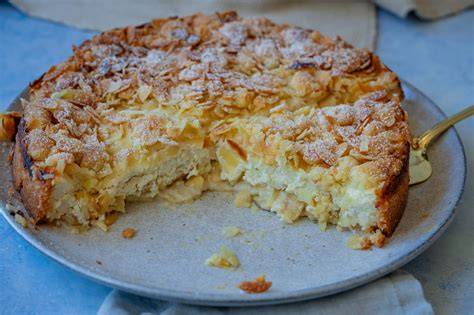 Goldener Apfel-Käsekuchen mit Mandelstreuseln