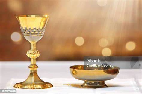 Goldener Kelch und Zuckerkreuz auf Torte