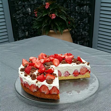 Goldfisch Torte Schnitt und Innenansicht mit Erdbeer-Quarkcreme
