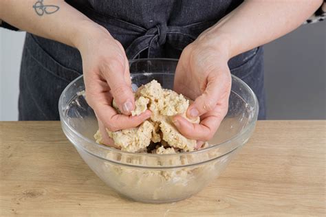 Goldgelbe, buttrige Streusel auf saftigem Rührteig