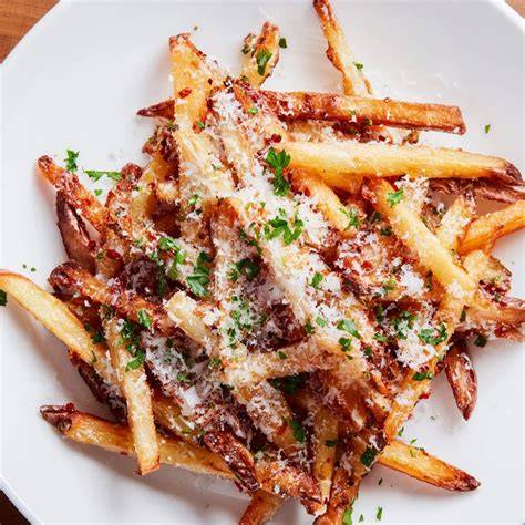 Goldgelbe, knusprige Pommes mit Trüffelgewürz und Parmesan