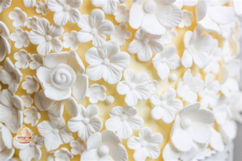 Goldgelber Fondant, Blütenpaste-Blumen, Klimt-Muster und Akzente