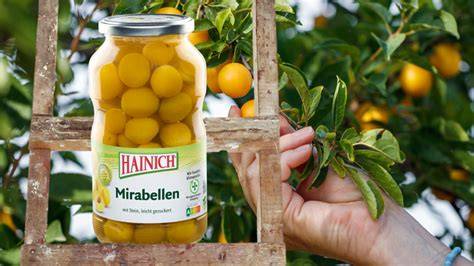 Goldgelber Williamsbirnenlikör im Glas