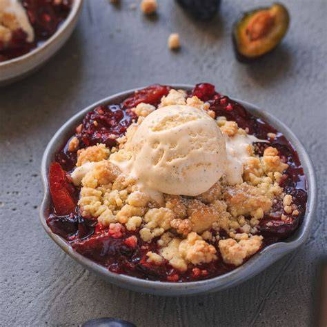Goldgelber Zwetschgen-Crumble mit Vanilleeis