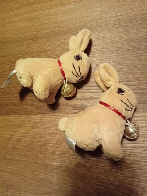 Goldhase mit creme-weißem Band und Glöckchen