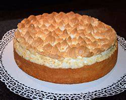 Goldtröpfchenkuchen mit goldenen Tröpfchen auf Baiser