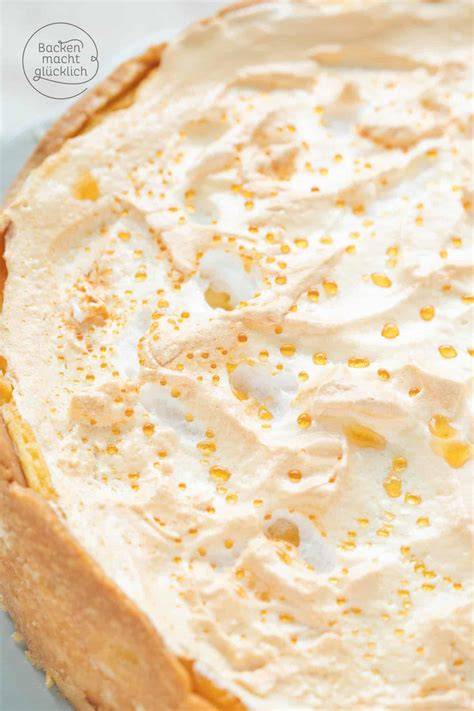 Goldtröpfchentorte mit Baiserhaube und goldene Tropfen in Nahaufnahme