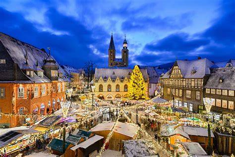 Goslar Weihnachtsmarkt mit Blick auf die Fachwerkhäuschen