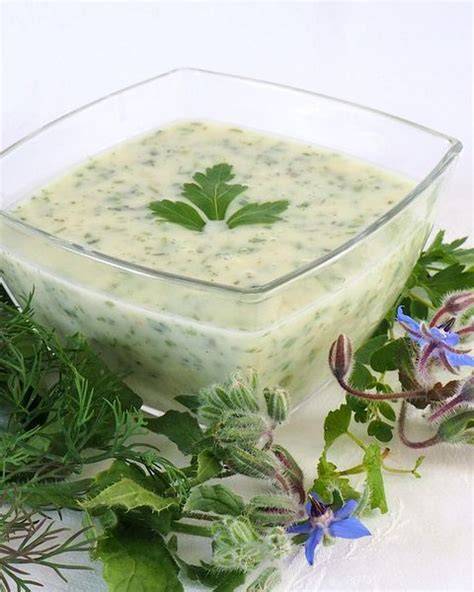 Grüne Kräutersauce in Schale