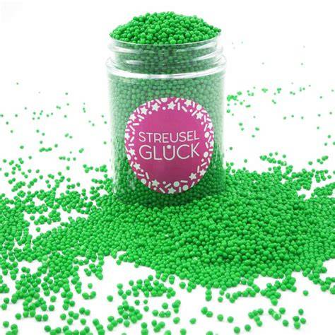 Grüne Streusel auf Kuchen dekoriert