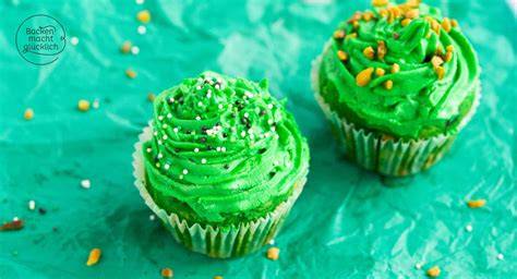 Grüne Waldmeister-Cupcakes mit intensiv grünem Frosting