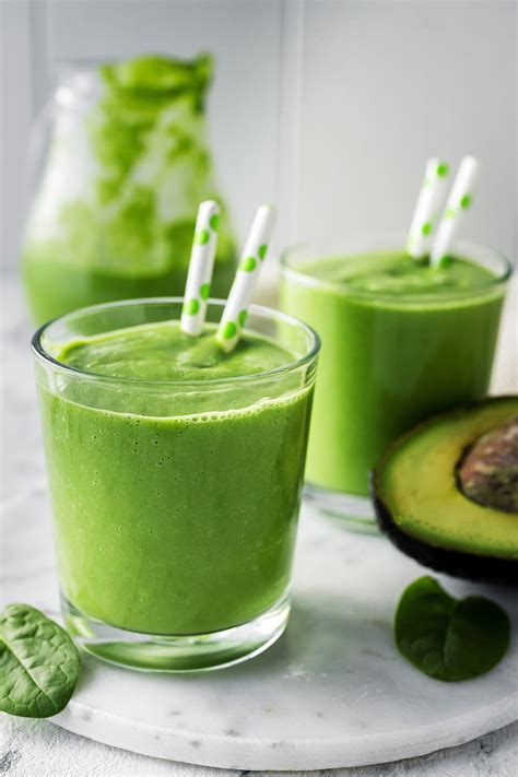 Grüner Low-Carb Smoothie mit Avocado und Spinat