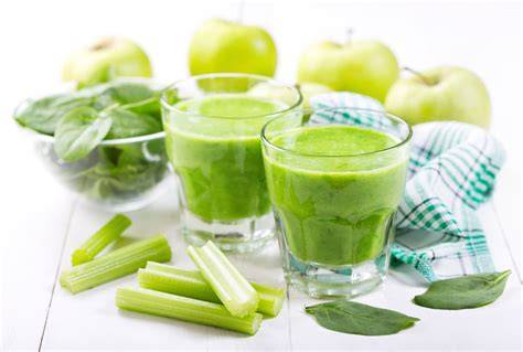 Grüner Smoothie mit Apfel und Spinat