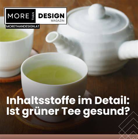 Grüner Tee in der Tasse, daneben Würfelzucker