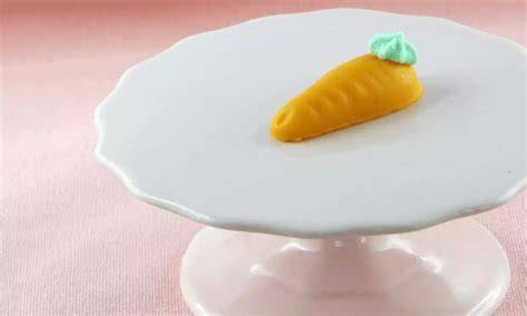 Grünes Marzipan in verschiedenen Formen