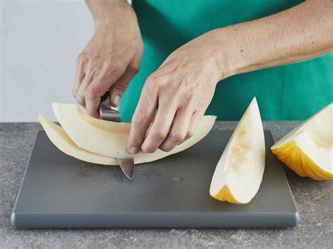Grafik: Honigmelone schälen in breiten Streifen