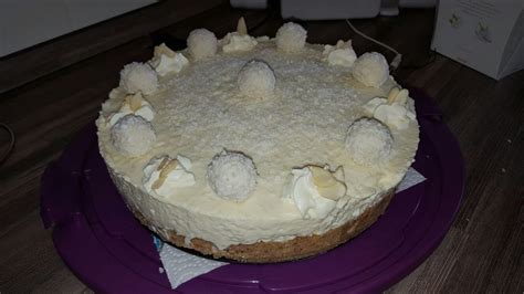 Grafik: Schichtung einer No-Bake Raffaello Torte (Keksboden, Creme, Biskuitschichten, Dekor)