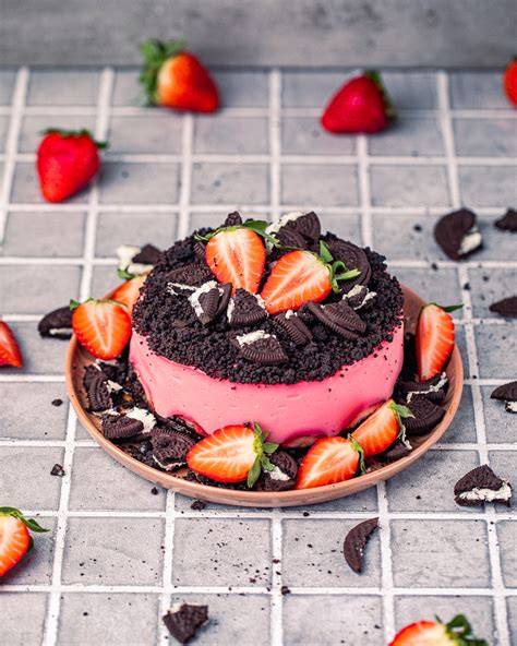 Grafik: Schichtung einer Oreo Erdbeer Torte, Zutaten und Kalorienverteilung