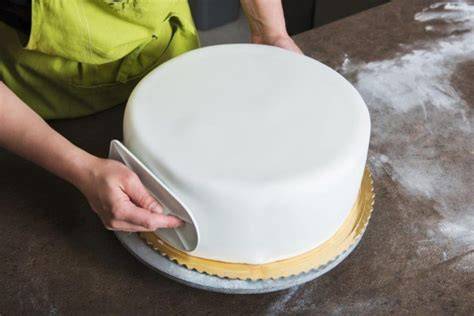 Grafik: So wird Fondant ausgerollt und Torten richtig eingedeckt