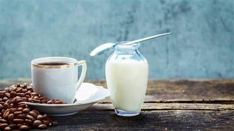 Grafik: Vergleich Kondensmilch und Kaffeesahne - Herstellung, Fettgehalt, Verwendung
