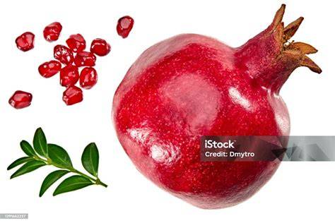 Granatapfel mit roten Kernen und Blättern