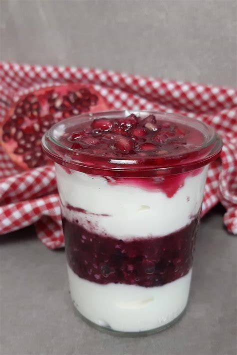 Granatapfel-Dessert im Glas mit Schokoraspeln