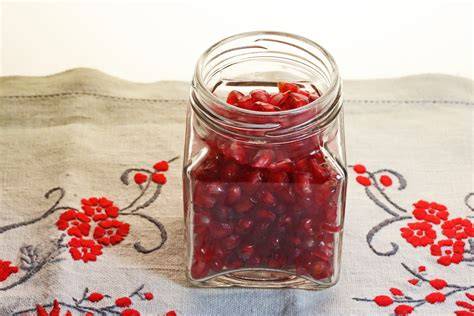 Granatapfelkerne im Glas und Baiserbrösel