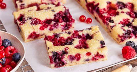 Granatapfelkerne und Yalda-inspirierte Tafel mit Kuchen und Früchten
