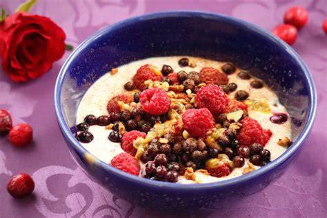 Granola als Topping auf Joghurt mit Beeren