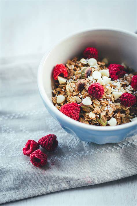 Granola mit Himbeeren und weißer Schokolade