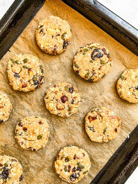 Granola mit Nüssen, Trockenfrüchten und Kernen auf Backblech verteilt